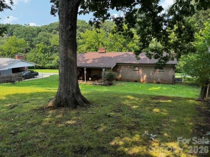 529 10th Street Place, Hickory, NC 28601.  MLS# CAR4409679, YatesRealty ID 40462. 