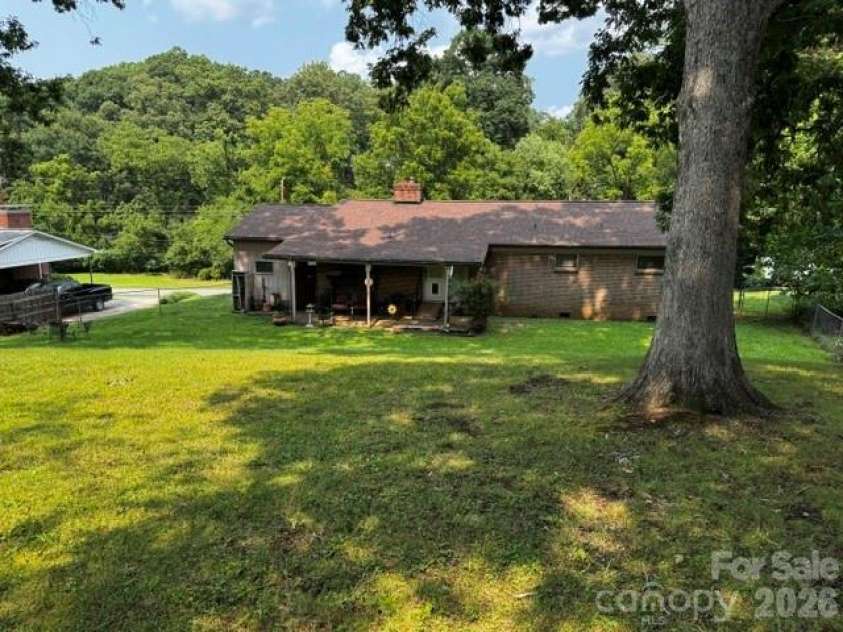 529 10th Street Place, Hickory, NC 28601.  MLS# CAR4409679, YatesRealty ID 40462. 