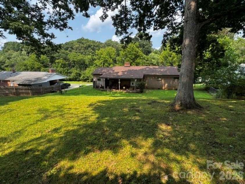 529 10th Street Place, Hickory, NC 28601.  MLS# CAR4409679, YatesRealty ID 40462. 