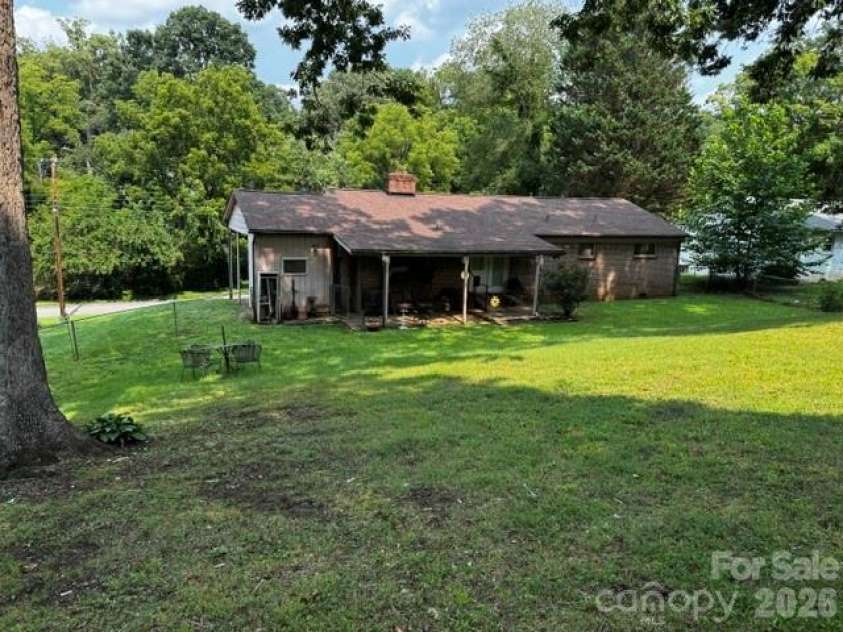 529 10th Street Place, Hickory, NC 28601.  MLS# CAR4409679, YatesRealty ID 40462. 