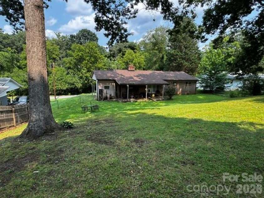 529 10th Street Place, Hickory, NC 28601.  MLS# CAR4409679, YatesRealty ID 40462. 