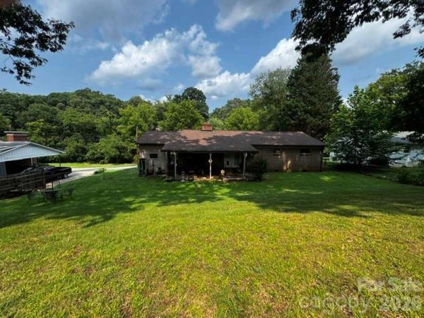 529 10th Street Place, Hickory, NC 28601.  MLS# CAR4409679, YatesRealty ID 40462. 