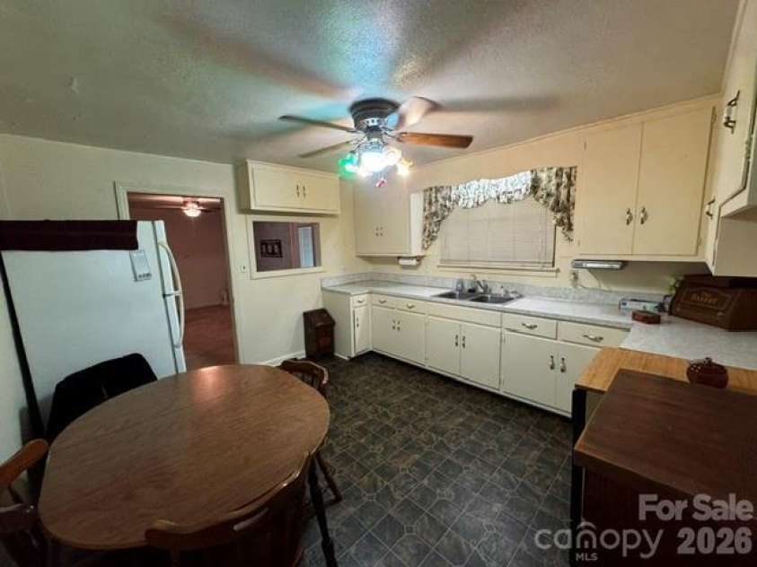 529 10th Street Place, Hickory, NC 28601.  MLS# CAR4409679, YatesRealty ID 40462. 