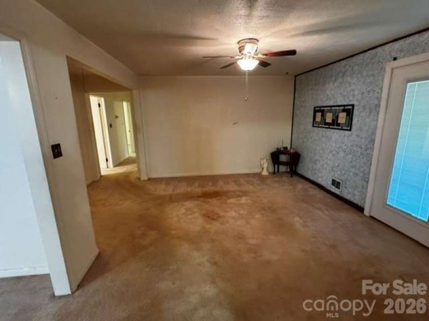 529 10th Street Place, Hickory, NC 28601.  MLS# CAR4409679, YatesRealty ID 40462. 