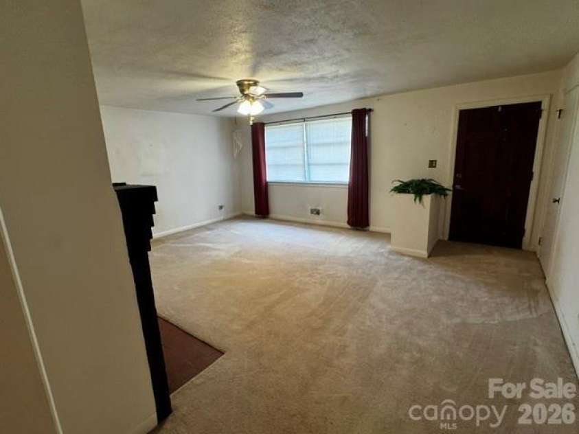 529 10th Street Place, Hickory, NC 28601.  MLS# CAR4409679, YatesRealty ID 40462. 