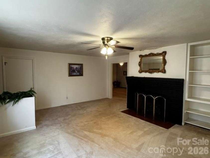 529 10th Street Place, Hickory, NC 28601.  MLS# CAR4409679, YatesRealty ID 40462. 