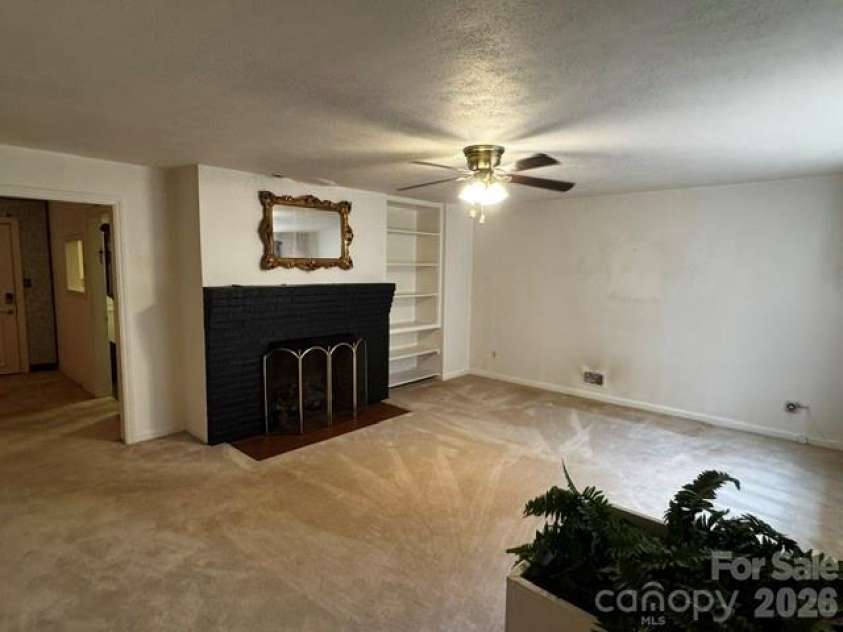 529 10th Street Place, Hickory, NC 28601.  MLS# CAR4409679, YatesRealty ID 40462. 