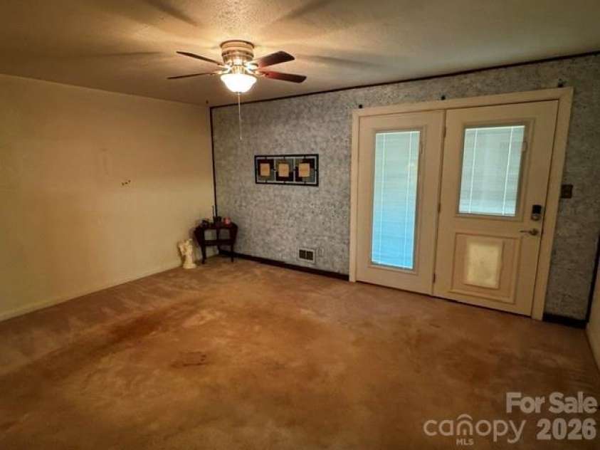 529 10th Street Place, Hickory, NC 28601.  MLS# CAR4409679, YatesRealty ID 40462. 