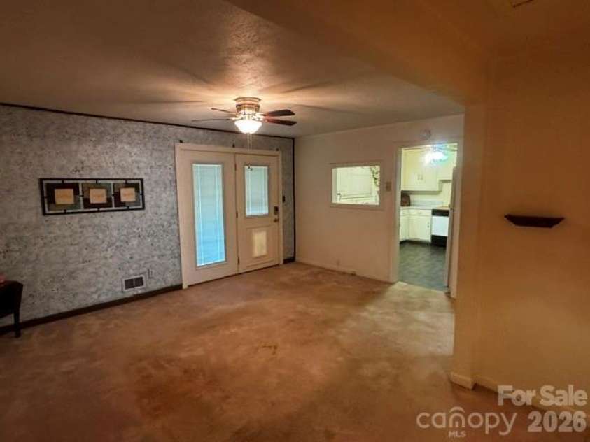 529 10th Street Place, Hickory, NC 28601.  MLS# CAR4409679, YatesRealty ID 40462. 