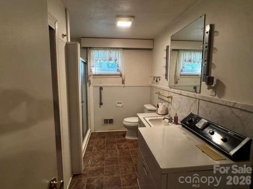 529 10th Street Place, Hickory, NC 28601.  MLS# CAR4409679, YatesRealty ID 40462. 