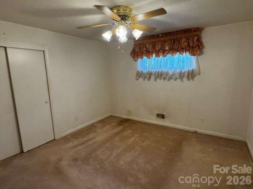 529 10th Street Place, Hickory, NC 28601.  MLS# CAR4409679, YatesRealty ID 40462. 