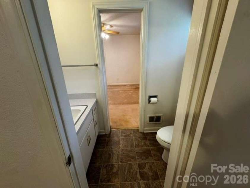 529 10th Street Place, Hickory, NC 28601.  MLS# CAR4409679, YatesRealty ID 40462. 