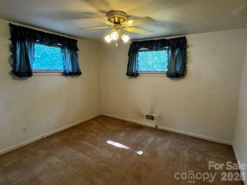 529 10th Street Place, Hickory, NC 28601.  MLS# CAR4409679, YatesRealty ID 40462. 