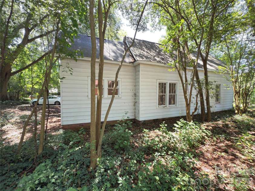 650 Harris Street, Concord, NC 28025.  MLS# CAR4409656, YatesRealty ID 40464. 