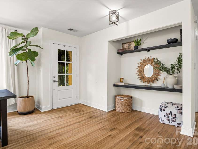 1142 Fox Run Drive, Charlotte, NC 28212.  MLS# CAR4409734, YatesRealty ID 40466. 