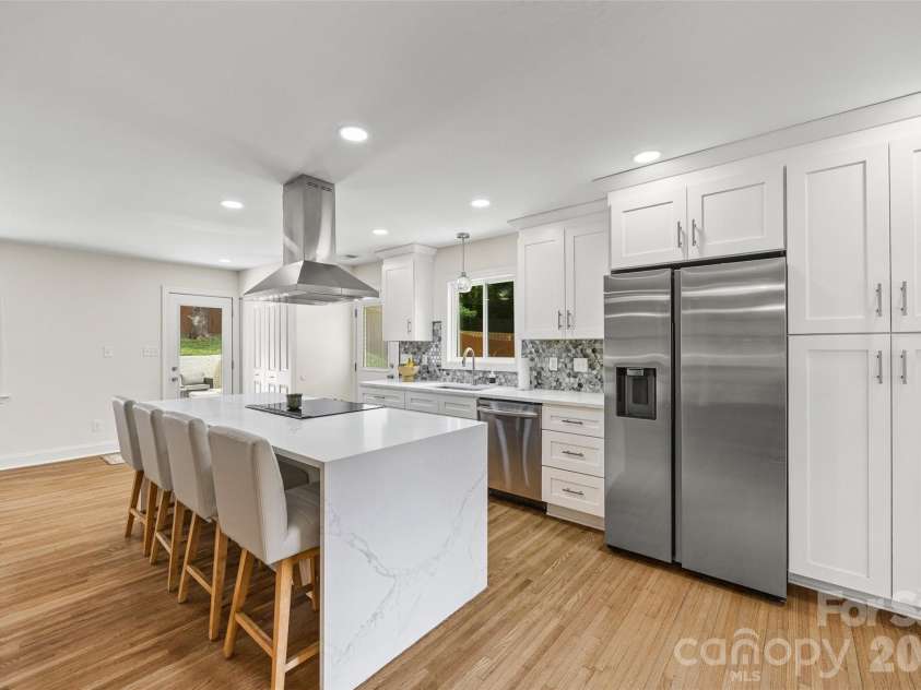 1142 Fox Run Drive, Charlotte, NC 28212.  MLS# CAR4409734, YatesRealty ID 40466. 