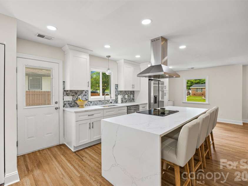 1142 Fox Run Drive, Charlotte, NC 28212.  MLS# CAR4409734, YatesRealty ID 40466. 