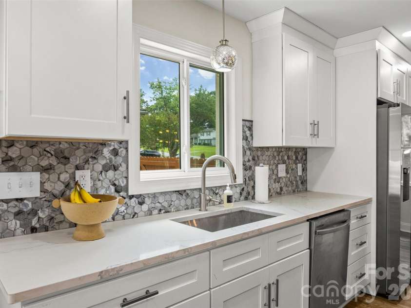 1142 Fox Run Drive, Charlotte, NC 28212.  MLS# CAR4409734, YatesRealty ID 40466. 