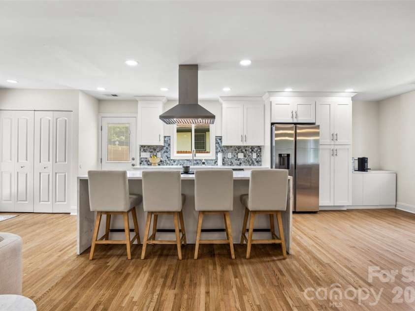 1142 Fox Run Drive, Charlotte, NC 28212.  MLS# CAR4409734, YatesRealty ID 40466. 