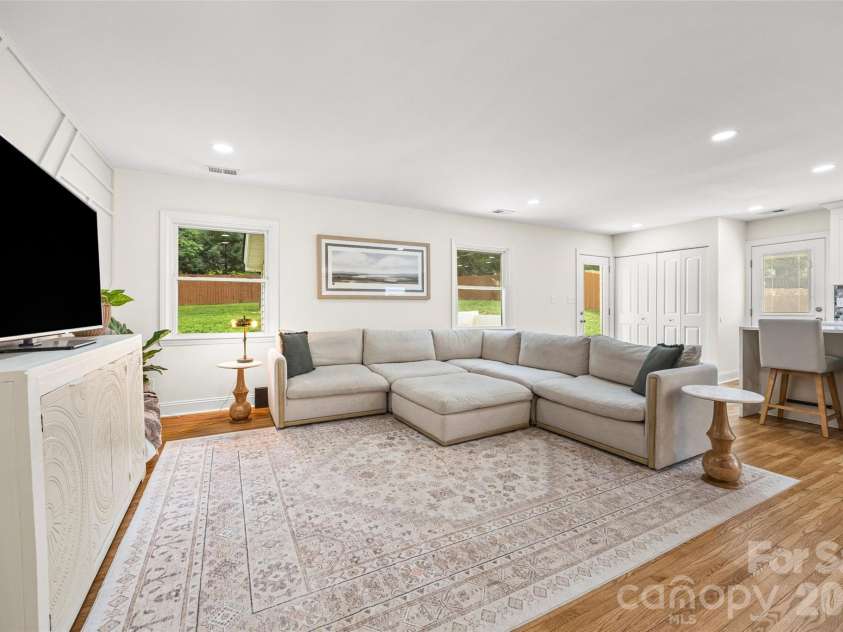 1142 Fox Run Drive, Charlotte, NC 28212.  MLS# CAR4409734, YatesRealty ID 40466. 