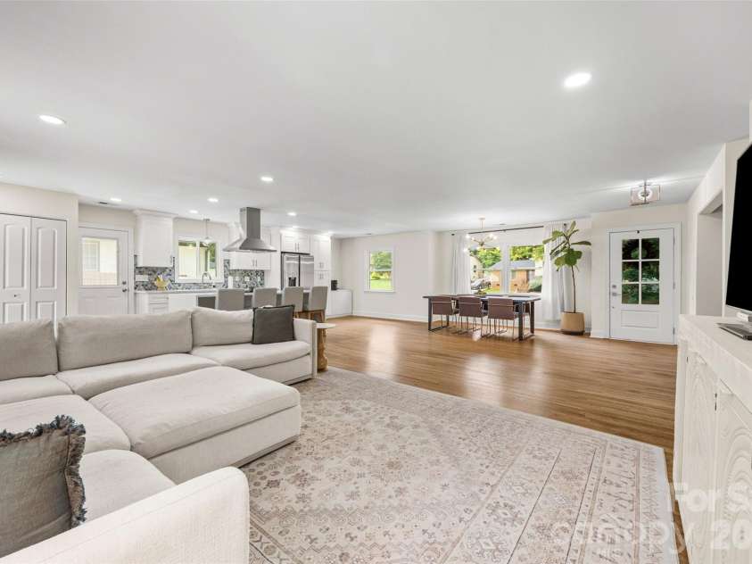 1142 Fox Run Drive, Charlotte, NC 28212.  MLS# CAR4409734, YatesRealty ID 40466. 