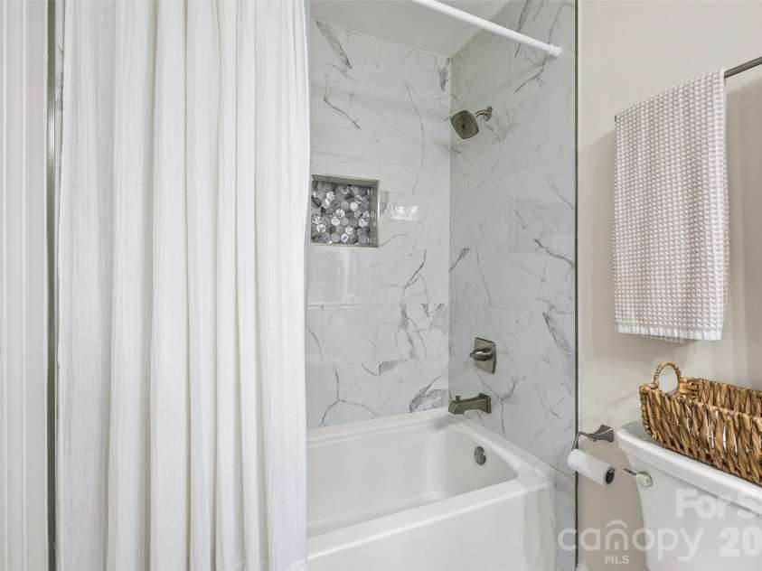 1142 Fox Run Drive, Charlotte, NC 28212.  MLS# CAR4409734, YatesRealty ID 40466. 