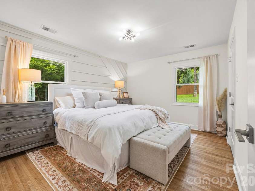 1142 Fox Run Drive, Charlotte, NC 28212.  MLS# CAR4409734, YatesRealty ID 40466. 