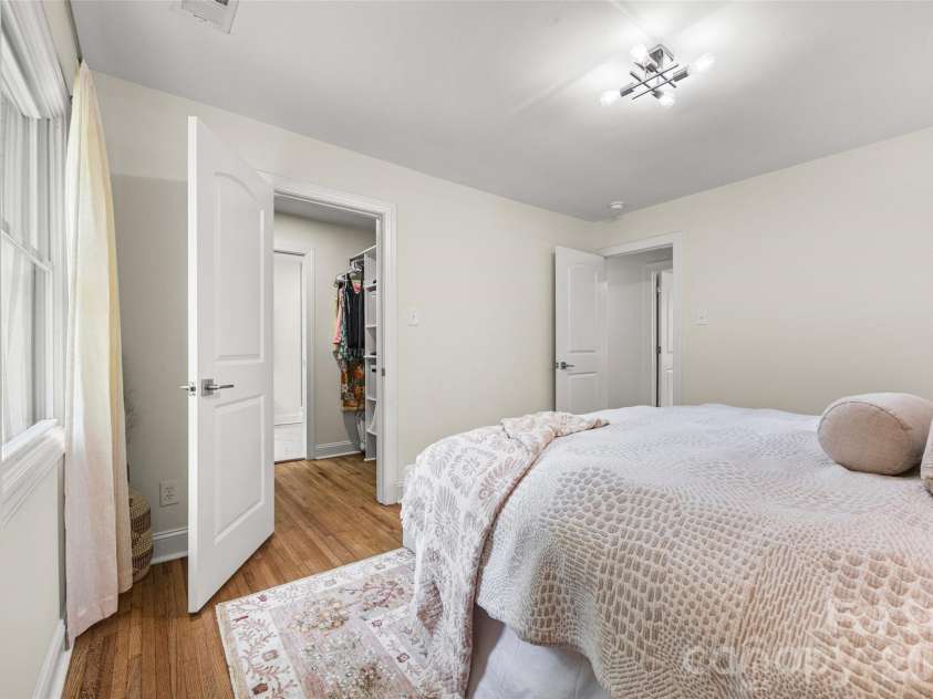 1142 Fox Run Drive, Charlotte, NC 28212.  MLS# CAR4409734, YatesRealty ID 40466. 