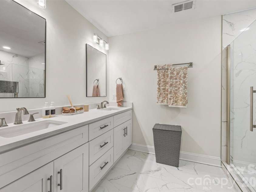 1142 Fox Run Drive, Charlotte, NC 28212.  MLS# CAR4409734, YatesRealty ID 40466. 