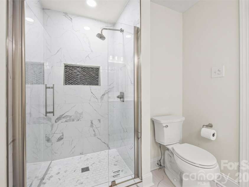 1142 Fox Run Drive, Charlotte, NC 28212.  MLS# CAR4409734, YatesRealty ID 40466. 