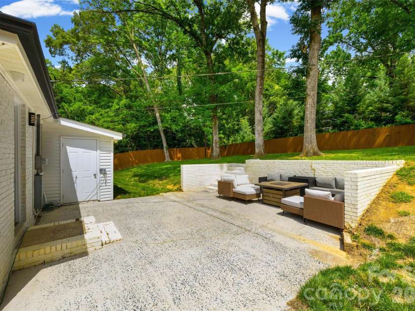 1142 Fox Run Drive, Charlotte, NC 28212.  MLS# CAR4409734, YatesRealty ID 40466. 