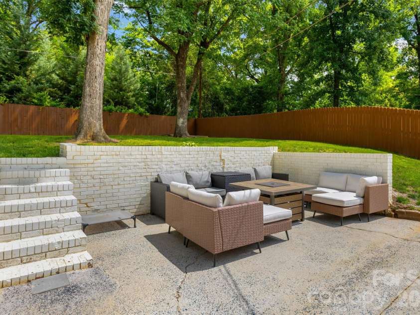 1142 Fox Run Drive, Charlotte, NC 28212.  MLS# CAR4409734, YatesRealty ID 40466. 