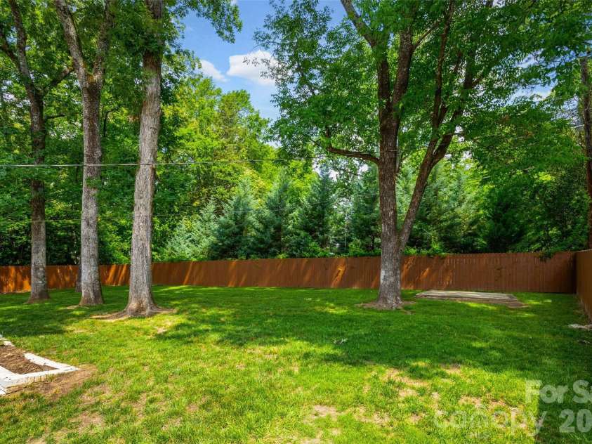 1142 Fox Run Drive, Charlotte, NC 28212.  MLS# CAR4409734, YatesRealty ID 40466. 