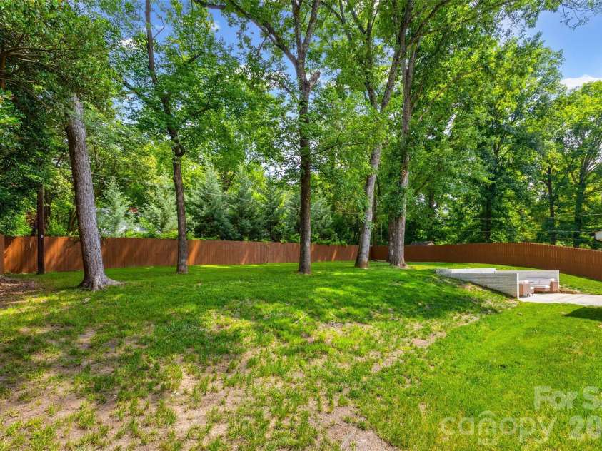 1142 Fox Run Drive, Charlotte, NC 28212.  MLS# CAR4409734, YatesRealty ID 40466. 