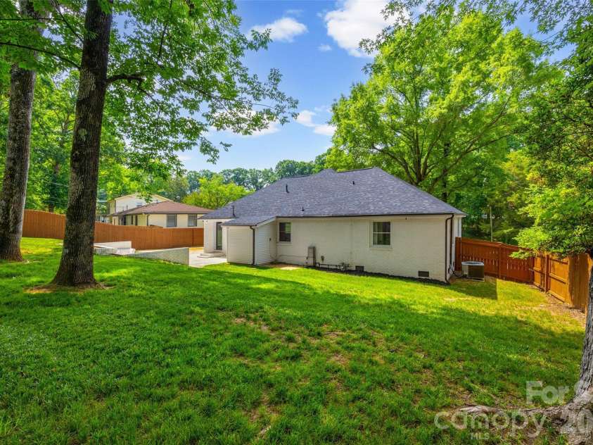 1142 Fox Run Drive, Charlotte, NC 28212.  MLS# CAR4409734, YatesRealty ID 40466. 