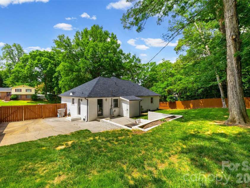 1142 Fox Run Drive, Charlotte, NC 28212.  MLS# CAR4409734, YatesRealty ID 40466. 