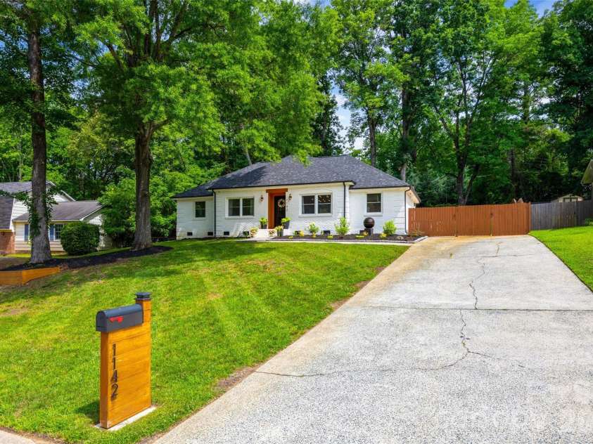 1142 Fox Run Drive, Charlotte, NC 28212.  MLS# CAR4409734, YatesRealty ID 40466. 