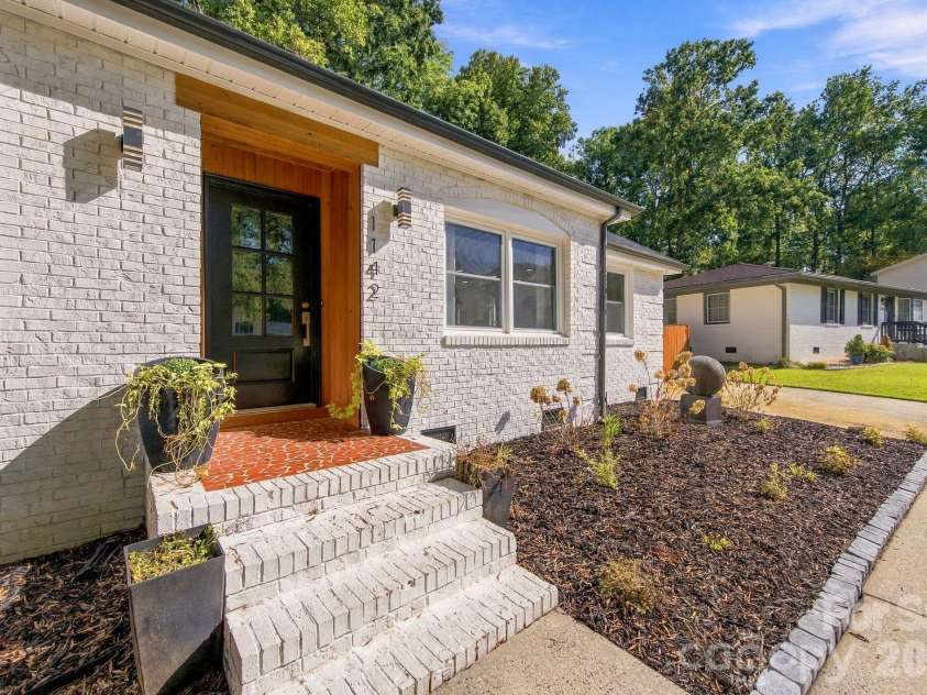 1142 Fox Run Drive, Charlotte, NC 28212.  MLS# CAR4426807, YatesRealty ID 40466. 
