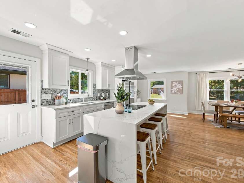 1142 Fox Run Drive, Charlotte, NC 28212.  MLS# CAR4426807, YatesRealty ID 40466. 