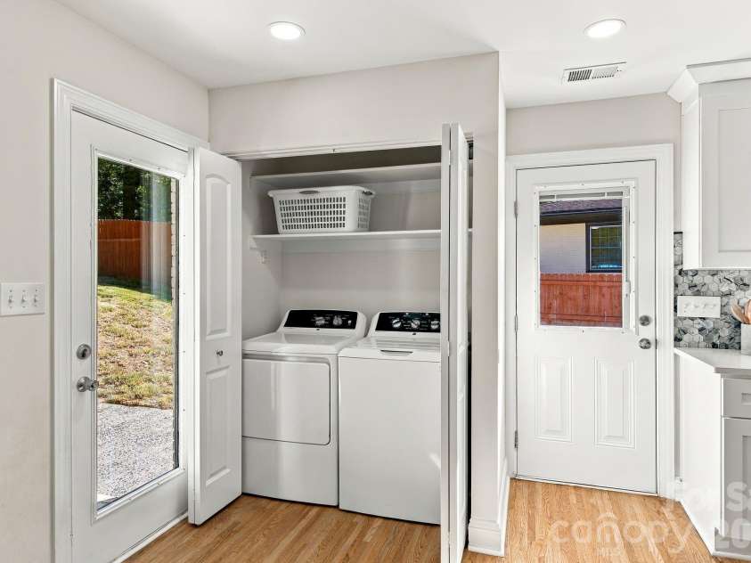 1142 Fox Run Drive, Charlotte, NC 28212.  MLS# CAR4426807, YatesRealty ID 40466. 
