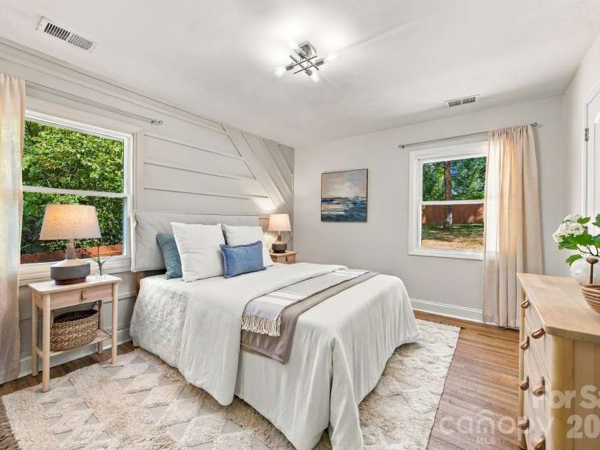 1142 Fox Run Drive, Charlotte, NC 28212.  MLS# CAR4426807, YatesRealty ID 40466. 