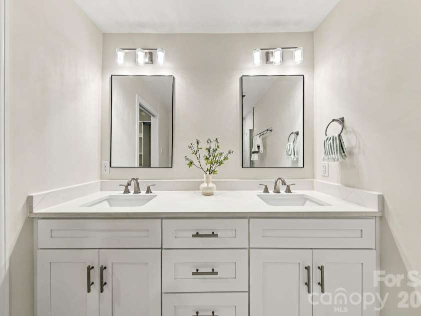 1142 Fox Run Drive, Charlotte, NC 28212.  MLS# CAR4426807, YatesRealty ID 40466. 