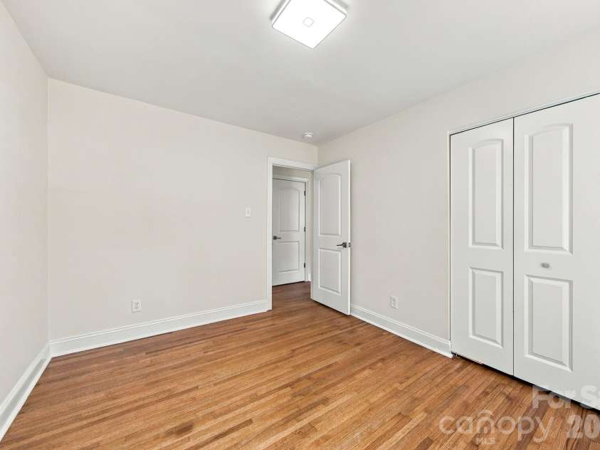 1142 Fox Run Drive, Charlotte, NC 28212.  MLS# CAR4426807, YatesRealty ID 40466. 