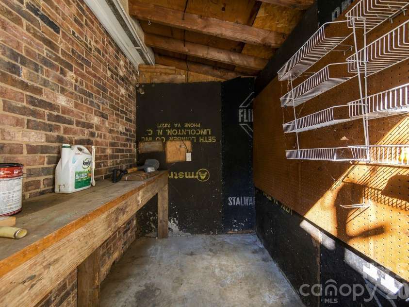 1142 Fox Run Drive, Charlotte, NC 28212.  MLS# CAR4426807, YatesRealty ID 40466. 