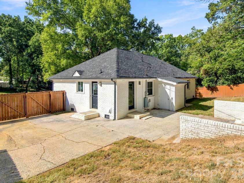 1142 Fox Run Drive, Charlotte, NC 28212.  MLS# CAR4426807, YatesRealty ID 40466. 