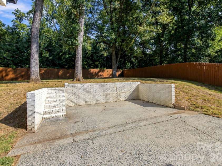 1142 Fox Run Drive, Charlotte, NC 28212.  MLS# CAR4426807, YatesRealty ID 40466. 