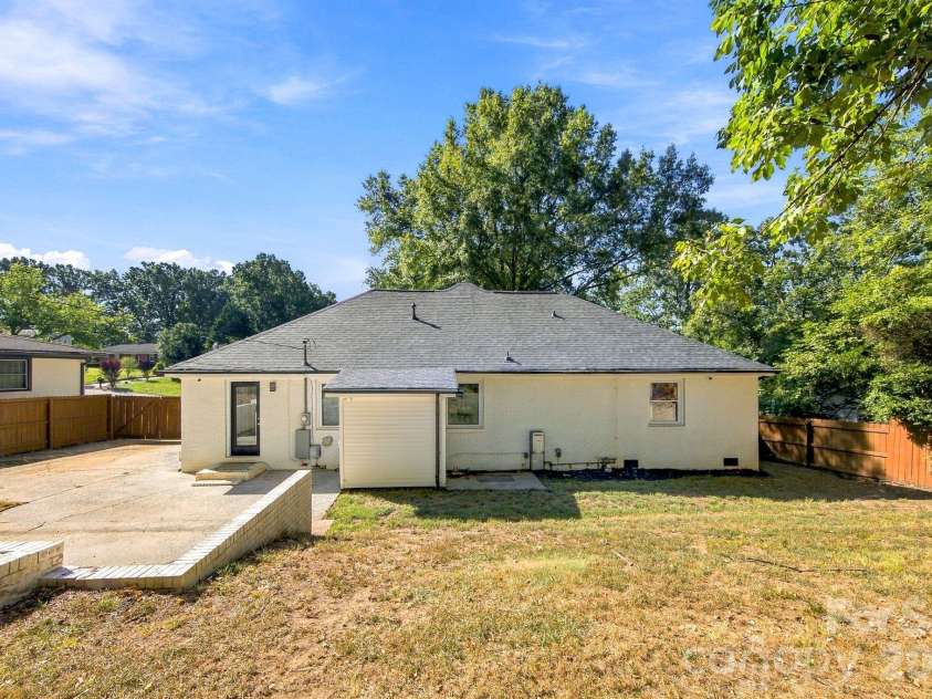 1142 Fox Run Drive, Charlotte, NC 28212.  MLS# CAR4426807, YatesRealty ID 40466. 