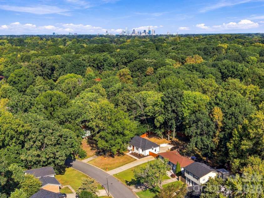 1142 Fox Run Drive, Charlotte, NC 28212.  MLS# CAR4426807, YatesRealty ID 40466. 