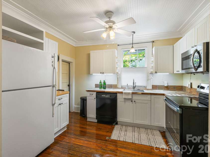 28 Woodlawn Avenue, Asheville, NC 28801.  MLS# CAR4405546, YatesRealty ID 40468. Light and Bright