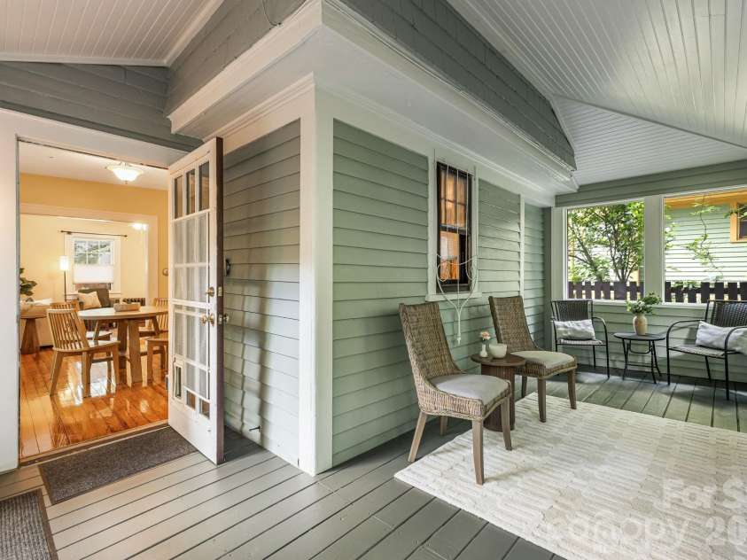 28 Woodlawn Avenue, Asheville, NC 28801.  MLS# CAR4405546, YatesRealty ID 40468. Room for Multiple Sitting and Dining